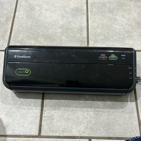 FoodSaver FM2000 Vacuum Sealing System - Picture 1 of 7